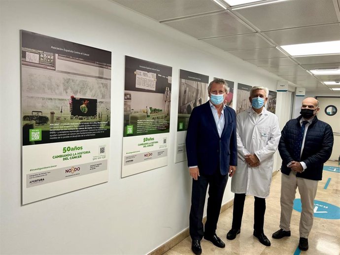 En la inauguración de la exposición han participado Jesús Maza, presidente de la AECC en Sevilla; Francisco Vázquez, gerente de la AECC, y Alfonso Haya, director médico de Quirónsalud Sagrado Corazón.