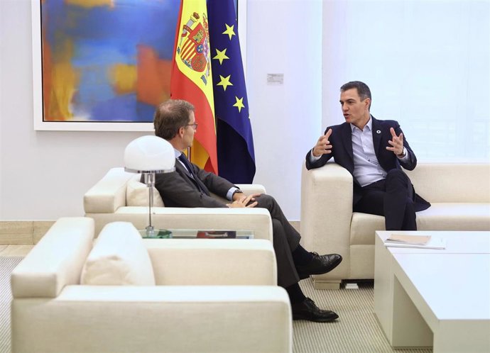 El presidente del Partido Popular, Alberto Núñez Feijóo, y el presidente del Gobierno, Pedro Sánchez, este lunes en el Palacio de la Moncloa.