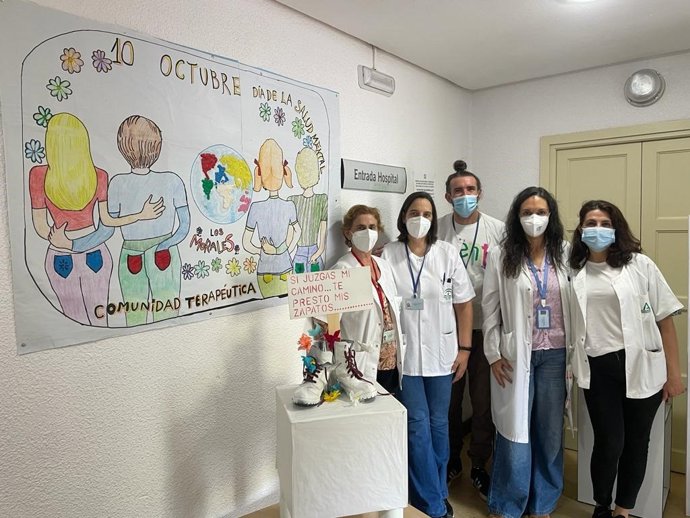 Profesionales de la Comunidad Terapéutica Los Morales junto a la escultura realizada en un taller creativo.