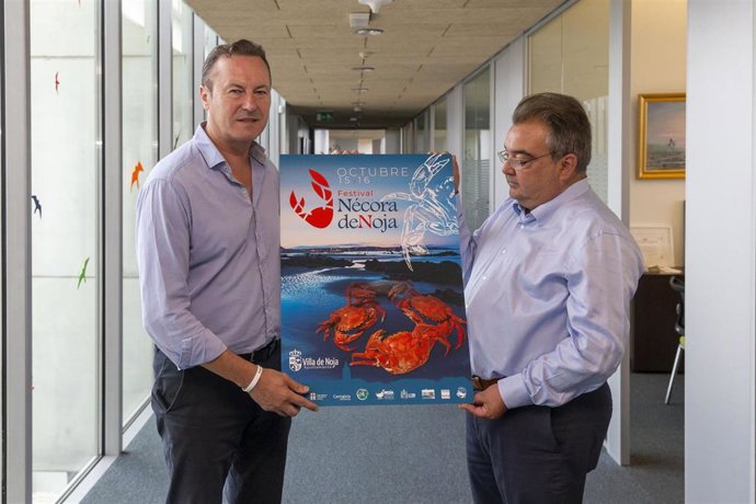 El consejero de Desarrollo Rural, Ganadería, Pesca, Alimentación y Medio Ambiente, Guillermo Blanco, presenta, junto al alcalde de Noja, Miguel Ángel Ruiz, el cartel de la gala de la Nécora.