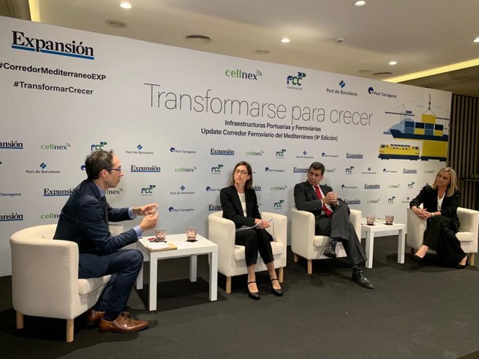 El consejero de Fomento e Infraestructuras, José Ramón Díez de Revenga; su homóloga andaluza, Marifran Carazo; la directora de Obras Públicas valenciana, Roser Obrer, durante la mesa redonda organizada por Expansión moderada por el periodista Artur Zanón