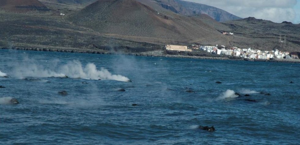 Archivo - Volcán submarino de El Hierro