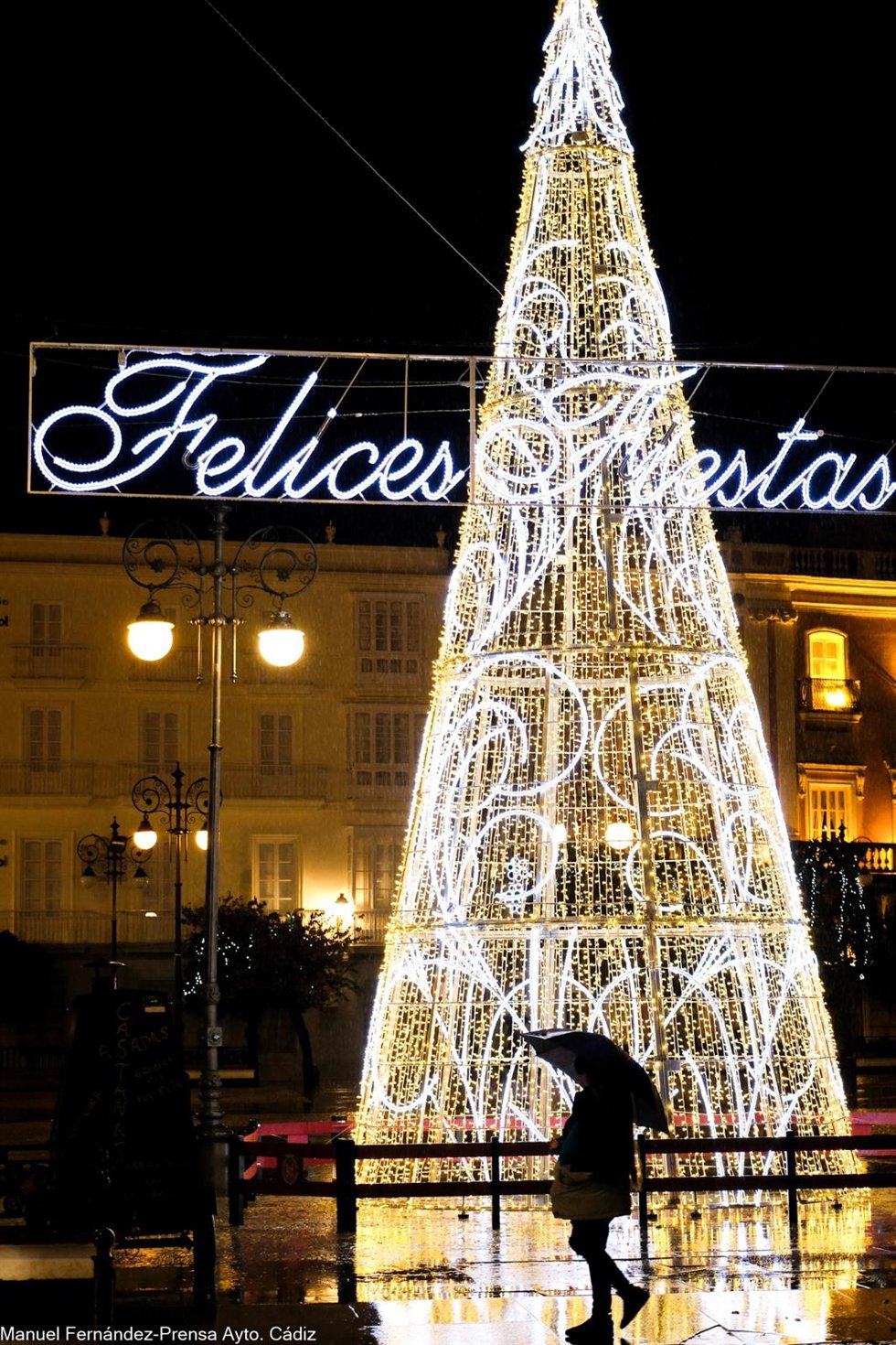 Archivo - Alumbrado navideño 2020 en Cádiz capital