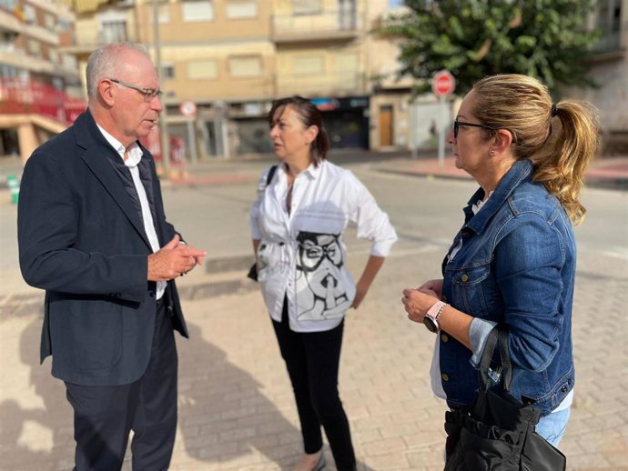 El concejal del PP en el Ayuntamiento de Murcia Antonio Navarro visita la rambla de Espinardo