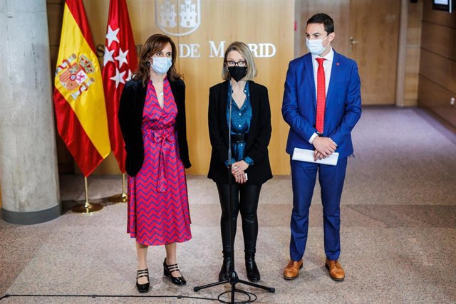Archivo - (I-D) La portavoz de Más Madrid, Mónica García, la portavoz de Unidas Podemos, Carolina Alonso, y el portavoz del PSOE de Madrid, Juan Lobato; ofrecen una rueda de prensa en la Asamblea de Madrid, a 17 de febrero de 2022, en Madrid (España). 