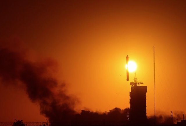 Un cohete portador Gran Marcha-2D que transporta el Observatorio Solar Avanzado Espacial (ASO-S) despega del Centro de Lanzamiento de Satélites de Jiuquan en el noroeste de China.