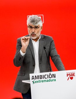 El diputado del PSOE en el Congreso por Badajoz Valentín García en rueda de prensa