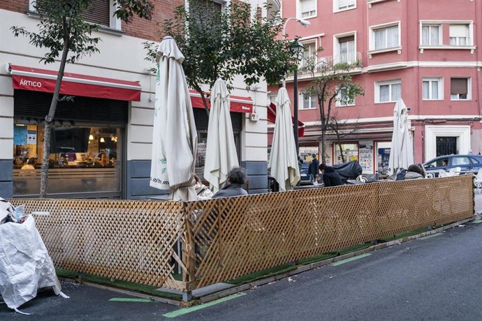 Archivo - Varias personas en una terraza en la calle de Gaztambide.