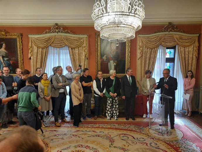 El alcalde de Pamplona, Enrique Maya, durante la recepción a la delegación de la ciudad de Paderborn