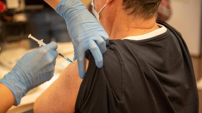 Vacunación para mayores de 60 años de gripe y COVID-19