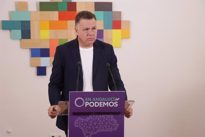 El portavoz adjunto parlamentario de Por Andalucía e integrantes de Podemos, Juan Antonio Delgado, este lunes en rueda de prensa.