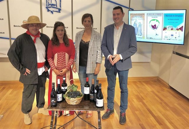 El diputado de Deportes y Juventud, Javier González Vega, y la alcaldesa de San Román de Hornija, Mercedes Motrel, a la derecha de la imagen, junto con la actriz Nuria Martín Sanz.