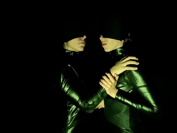 Sala Russafa acoge el estreno absoluto de Todos saben lo que está pasando, un espectáculo de danza con bailarines cegados