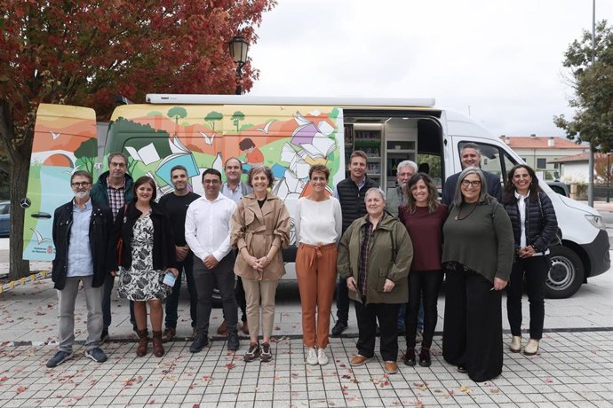 La presidenta Chivite junto al resto de participantes en la presentación del bibliobús de Tierra Estella