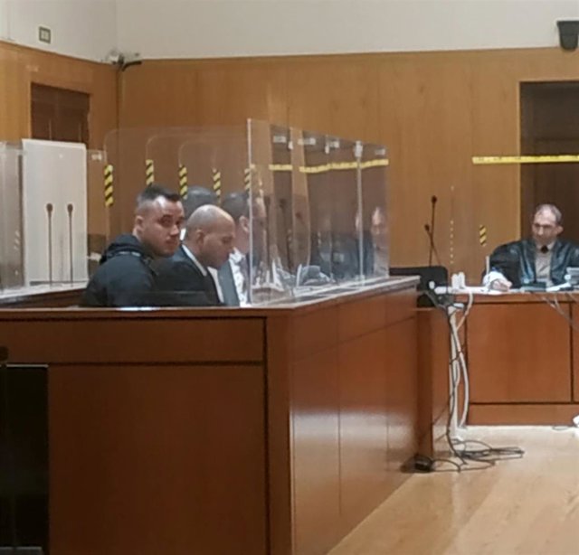 Uno de los encausados, en primer plano, junto a su letrado durante el juicio celebrado en la Audiencia de Valladolid.