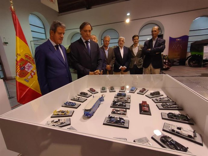 El presidente de la Cámara Municipal de Gouveia, Luis Manuel Tadeo Marqués, primero por la izquierda, junto al alcalde de Salamanca, Carlos García Carbayo, segundo, en la exposición sobre miniaturas.