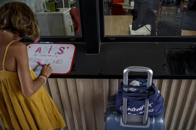 Archivo - Una niña escribe un cartel de despedida en el Rectorado de la Universidad Politècnica de Valencia