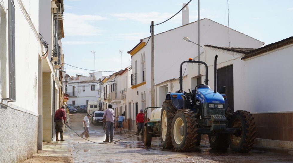 Varias personas trabajan en normalizar una calle de Marinaleda tras las inundaciones registradas este lunes, a 10 de octubre de 2022, en Sevilla (Andalucía, España).