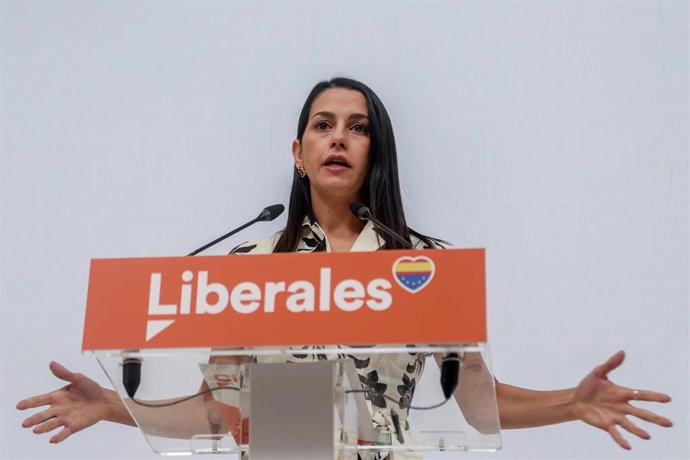 Archivo - La presidenta de Ciudadanos, Inés Arrimadas, en una rueda de prensa 