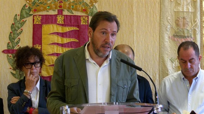 El alcalde de Valladolid, Óscar Puente, atiende a los medios de comunicación.