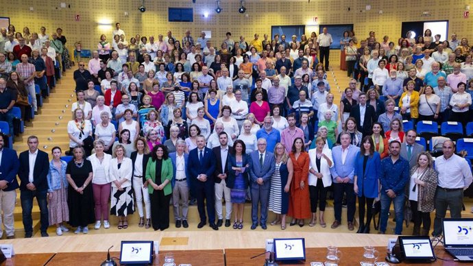 Foto de familia tras el acto inaugural del Aula de Mayores de la Pablo de Olavide de Sevilla.