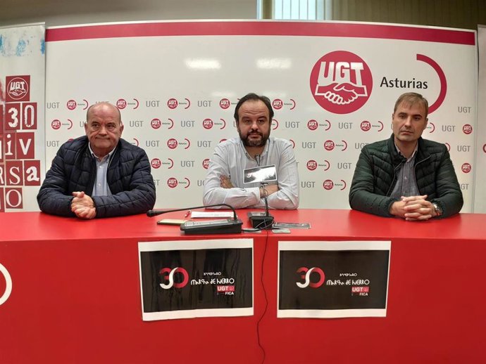 El secretario general de UGT-FICa, Jenaro Martínez, presenta junto a representantes de UGT en ArcelorMittal (José Manuel García y Raúl Cueto) los actos conmemorativos de la Marcha del Hierro
