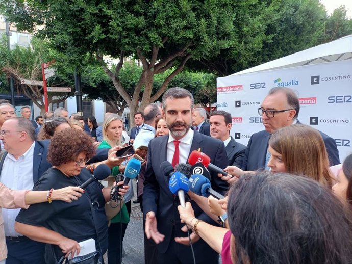 Fernández-Pacheco atiende a los medios de comunicación en Almería