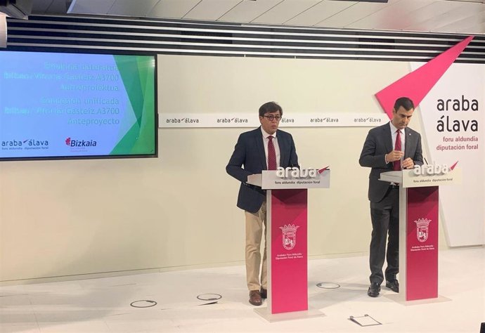 El diputado de Infraestructuras Viarias y Movilidad de la Diputación Foral de Álava, Carlos Ibarlucea, y el diputado de Transportes y Movilidad Sostenible de la Diputación Foral de Bizkaia, Miguel Angel Gómez Viar, en rueda de prensa