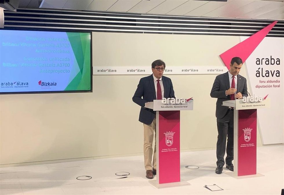 El diputado de Infraestructuras Viarias y Movilidad de la Diputación Foral de Álava, Carlos Ibarlucea, y el diputado de Transportes y Movilidad Sostenible de la Diputación Foral de Bizkaia, Miguel Angel Gómez Viar, en rueda de prensa