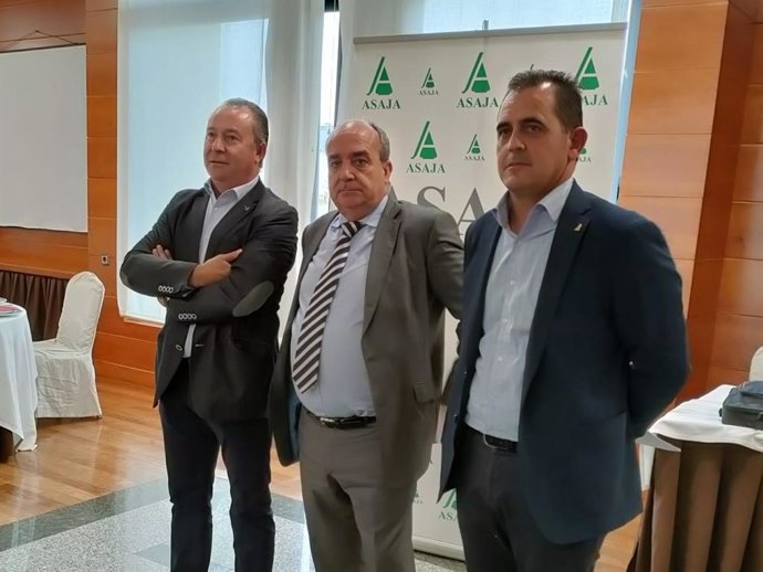 Juan Pedro Medina (centro), junto a los presidentes de Asaja CyL y Salamanca en la jornada informativa en Salamanca