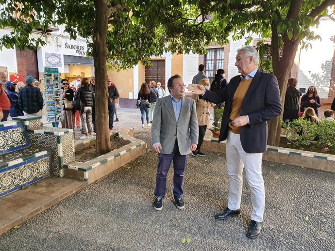 Archivo - Sevilla.-Cs lleva al Pleno la "obligatoriedad" del uso de audioguías personales para grupos de turistas en el Centro