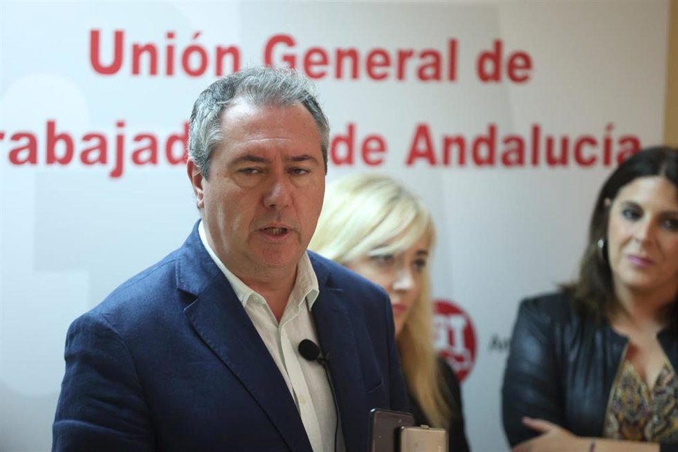 El secretario general del PSOE-A, Juan Espadas, atiende a los medios en la sede de UGT-A.