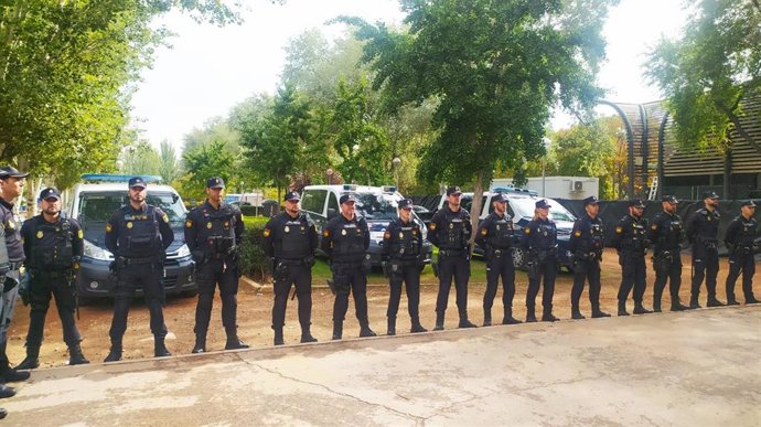 Parte del dispositivo de Policía Nacional en las fiestas del madrileño barrio del Pilar
