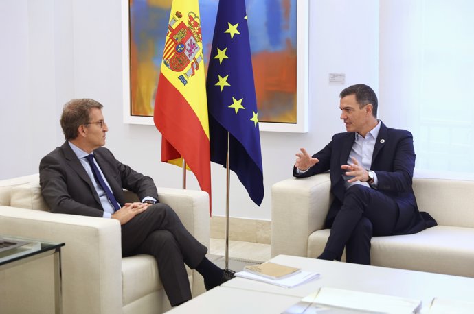 El presidente del Partido Popular, Alberto Núñez Feijóo (i) y el presidente del Gobierno, Pedro Sánchez (d), durante una reunión en La Moncloa, a 10 de octubre de 2022, en Madrid (España). 
