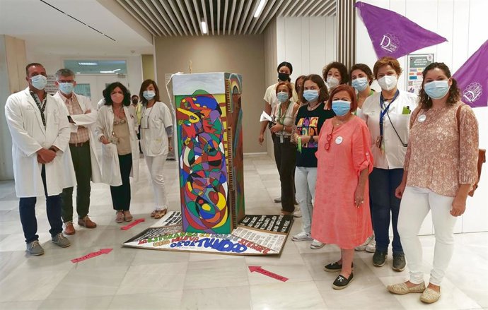 Presentación de la escultura "simbólica" realizada por pacientes del área de Salud Mental de Valme.