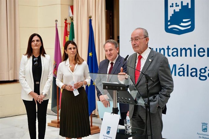 El alcalde de Málaga, Francisco de la Torre, acompañado de la concejala de Innovación y Digitalización Urbana, Susana Carillo, informa sobre autobuses sostenibles