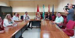 La secretaria general de UGT Andalucía, Carmen Castilla, acompañada por una delegación de la Comisión Ejecutiva regional del sindicato, ha recibido este lunes a una delegación del PSOE Andalucía encabezada por su secretario general, Juan Espadas.