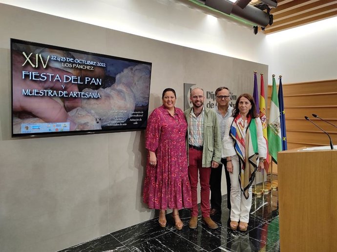 La presidenta de Iprodeco, Dolores Amo (izda), en la presentación de la Fiesta del Pan de Los Pánchez.