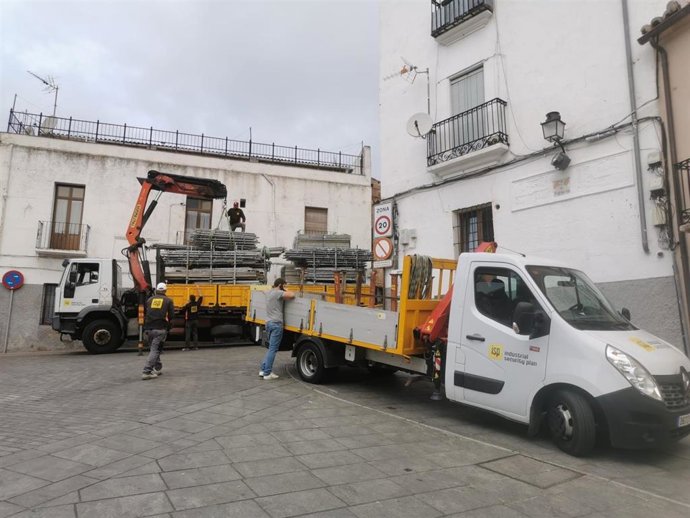 Acopio de materiales para comenzar las obras de la segunda fase de restauración de la muralla de Cáceres