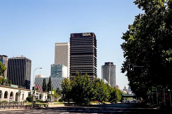 Archivo - Fachada de la torre del banco de Bilbao, a 31 de julio de 2022, en Madrid (España). Castellana 81 (anteriormente Torre BBVA o Torre del Banco de Bilbao) es un edificio diseñado por el arquitecto español Sáenz de Oiza. El proyecto es el ganador