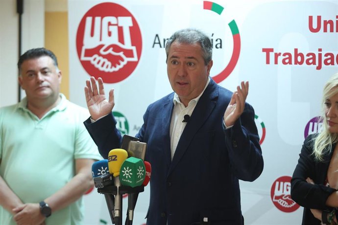 El secretario general del PSOE-A, Juan Espadas, atiende a los medios en la sede de UGT-A.
