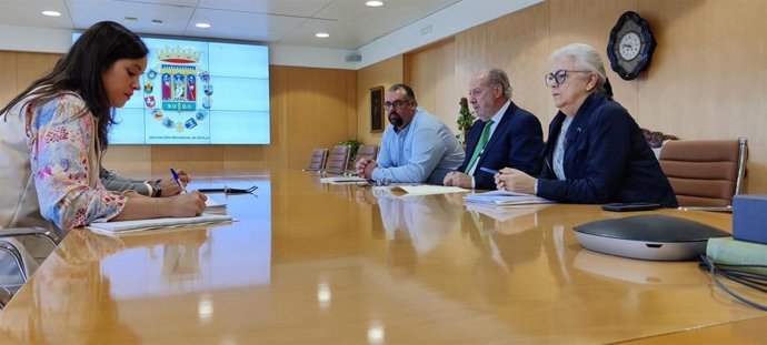 El presidente de la Diputación de Sevilla, Fernando Rodríguez Villalobos, en el centro de la imagen, con el alcalde de El Rubio, Jesús Guerra.