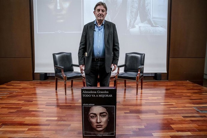El escritor y marido de la escritora Almudena Grandes, Luis García Montero, posa durante la presentación de la novela póstuma de Almudena Grandes Todo va a mejorar, en la Biblioteca Nacional