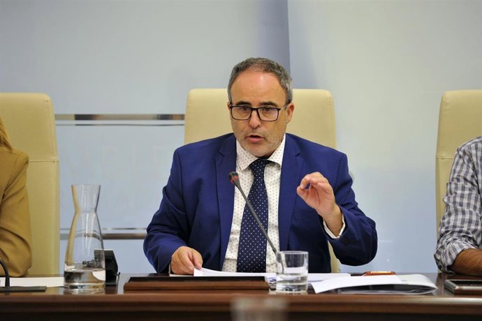 El director general de Turismo de la Junta de Extremadura, Francisco Martín Simón, en la Asamblea