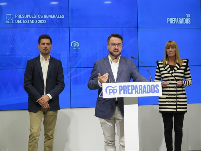 El diputado Javier Merino junto a los senadores Ana Lourdes González y Carlos Yécora