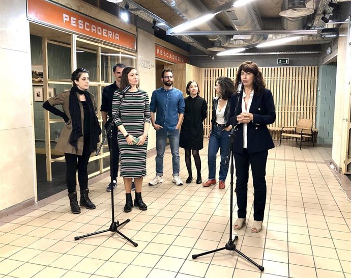 Ana Redondo, durante la presentación de la exposición junto con los artistas y la mentora de la residencia.