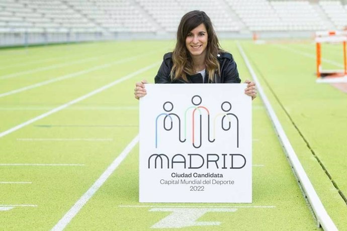 La concejala del Área de Deporte del Ayuntamiento de Madrid, Sofía Miranda, sostiene un cartel con el logo de 'Madrid Capital Mundial del Deporte 2022'.