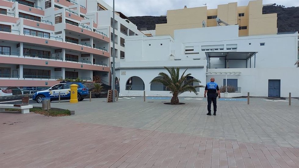 Archivo - Un policía local en la zona de Puerto Naos