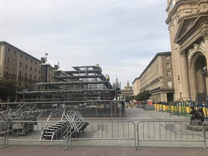 Trabajos de montaje de la estructura de la Ofrenda de Flores a la virgen del Pilar de Zaragoza