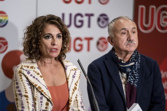 La ministra de Hacienda y Función Pública, María Jesús Montero, presenta los Presupuestos Generales del Estado (PGE) 2023 al secretario general de UGT, Pepe Álvarez, a 10 de octubre de 2022, en Madrid (España). 